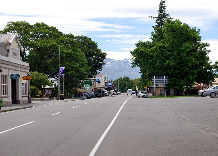 located close to the shops, restaurants and caf&eacute;s